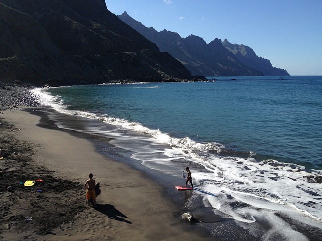 Plage avec le soleil à Tenerife en décembre