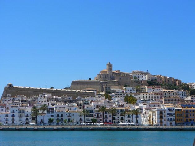 vue sur la capitale d'Ibiza depuis la mer