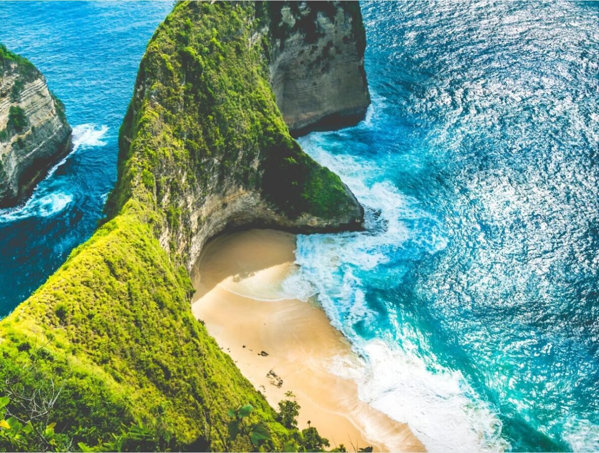 Plage sauvage de l'île de Penida à Bali