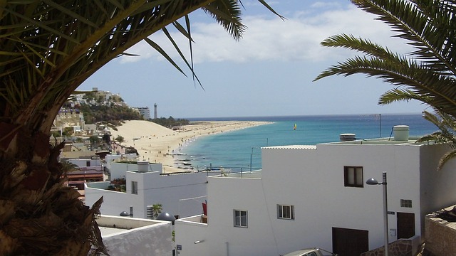 Plage à Fuerteventura avec maisons blanches