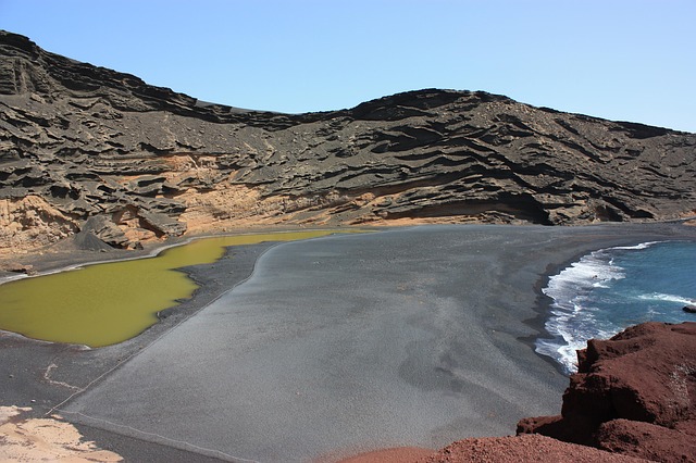 Plage de sable noire sur l'île de Lanzarote