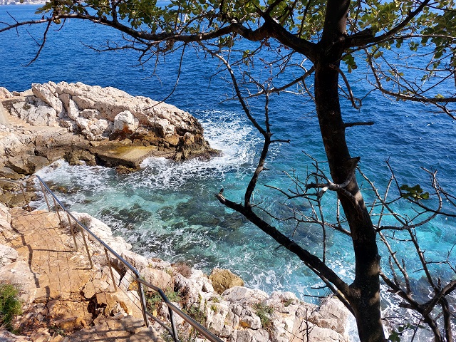 Eau translucide de Nice sur le sentier du litorral