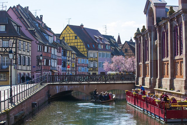 Maisons à colombages en Alsace au bord de l'eau