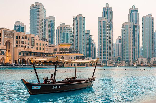 Barque dans le fleuve de Dubaï