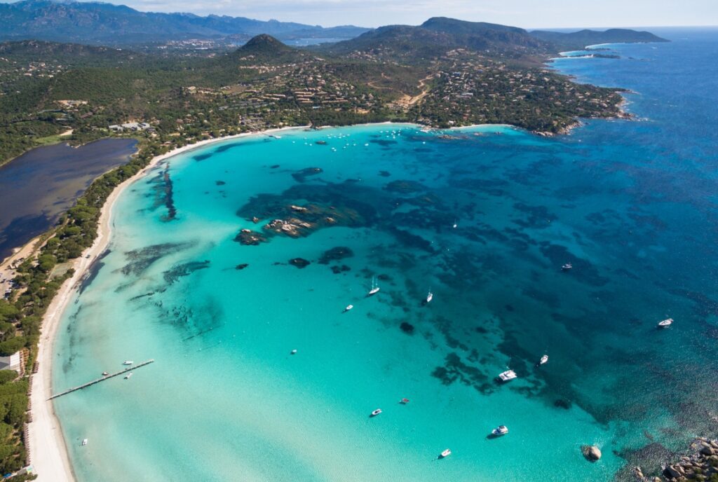 12 destinations où aller en Corse en vacances en 2026 pour pas cher ! Plage de Santa Giulia
