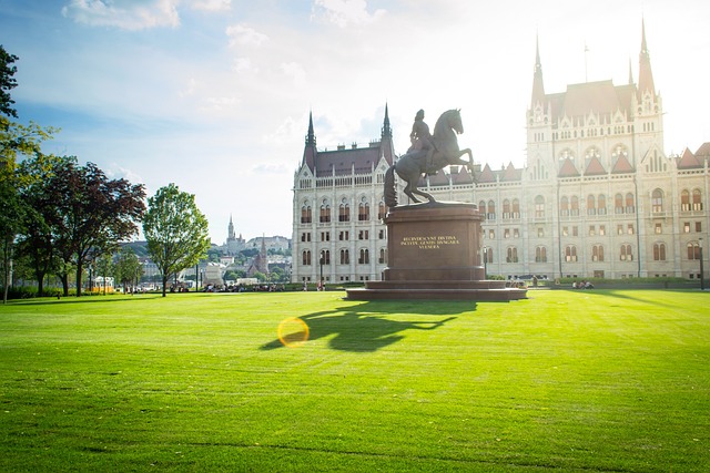 Statue d'un cavalier dans un parc à Budapest