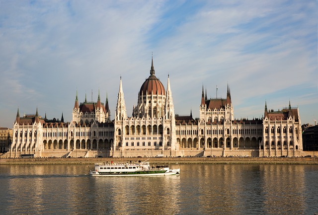 Parlement de Budapest vue depuis l'autre rive