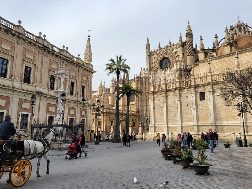 Calèche près de la cathédrale de Séville