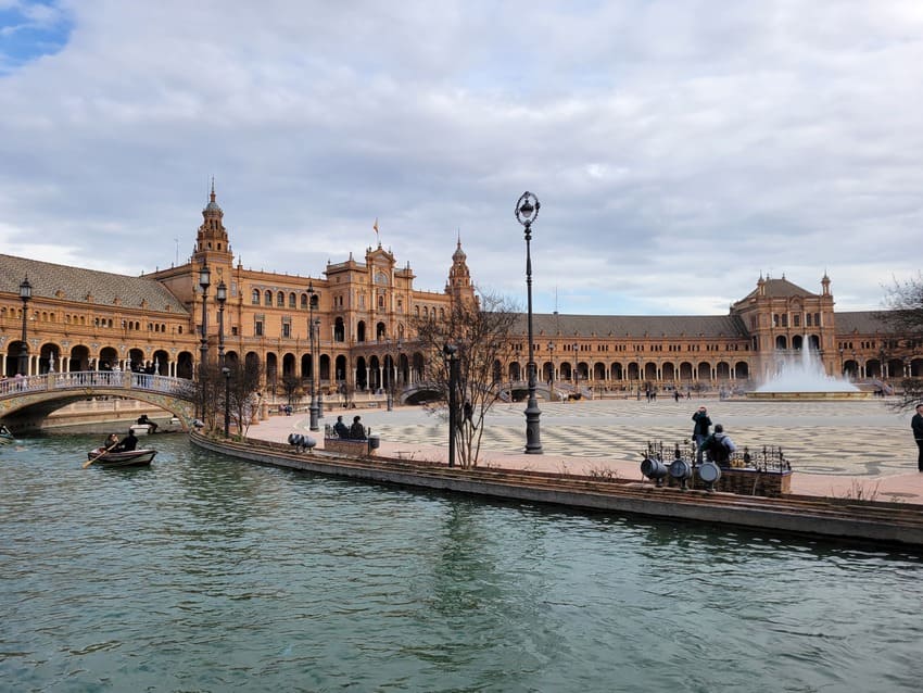 Canaux sur la plaza de Espana à Séville