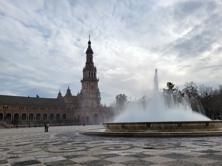 Fontaine sur la place d'Espagne à Séville