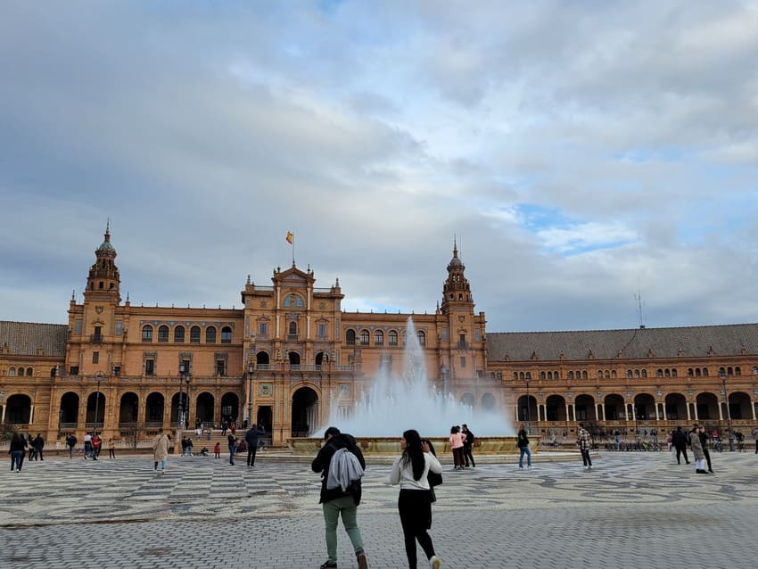 Touristes qui promènent sur la Plaza de Espana à Séville