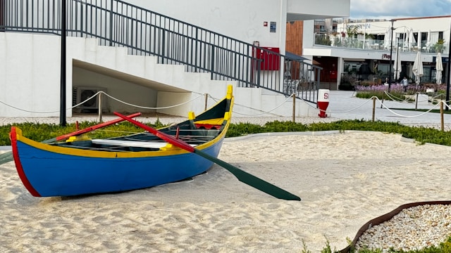 Petite barque colorée en Algarve 