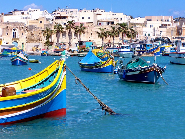 Port de petites barques colorées à Malte