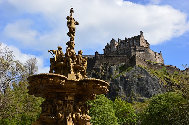 Château d'Edimbourg vue depuis le bas