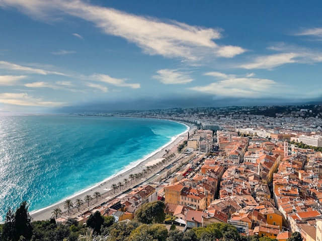 Vue sur la baie des anges depuis la colline du château à Nice