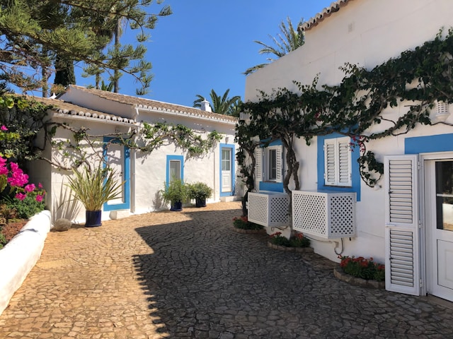 Ruelles fleuries sans touriste en Algarve en décembre