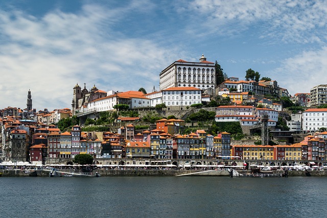 Vue sur la ville de Porto depuis le fleuve