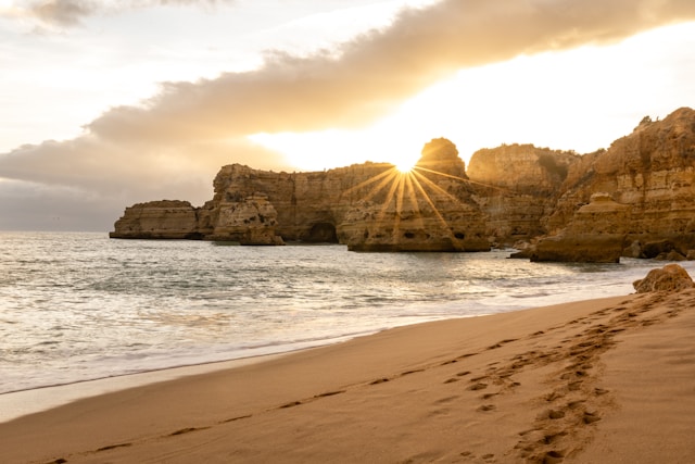 Coucher de soleil sur une plage en Algarve