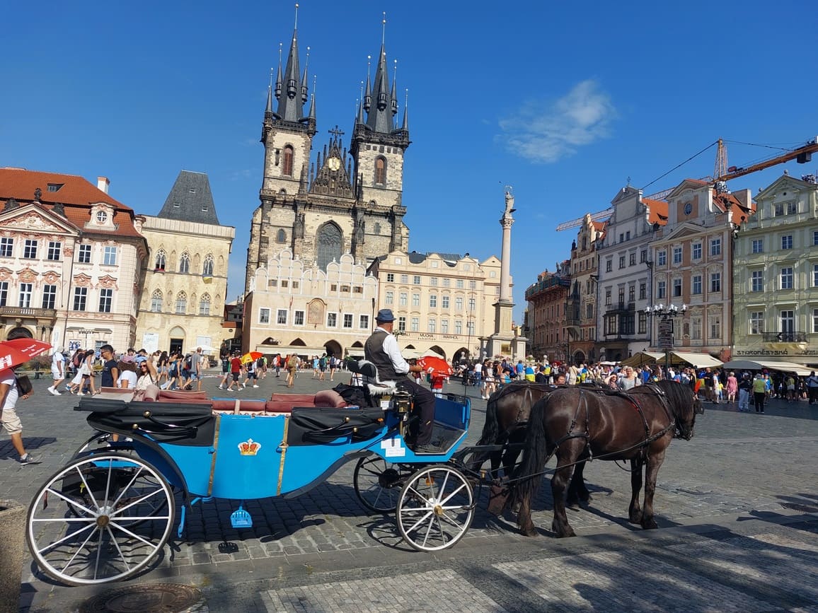 Place centrale de Prague avec calèche