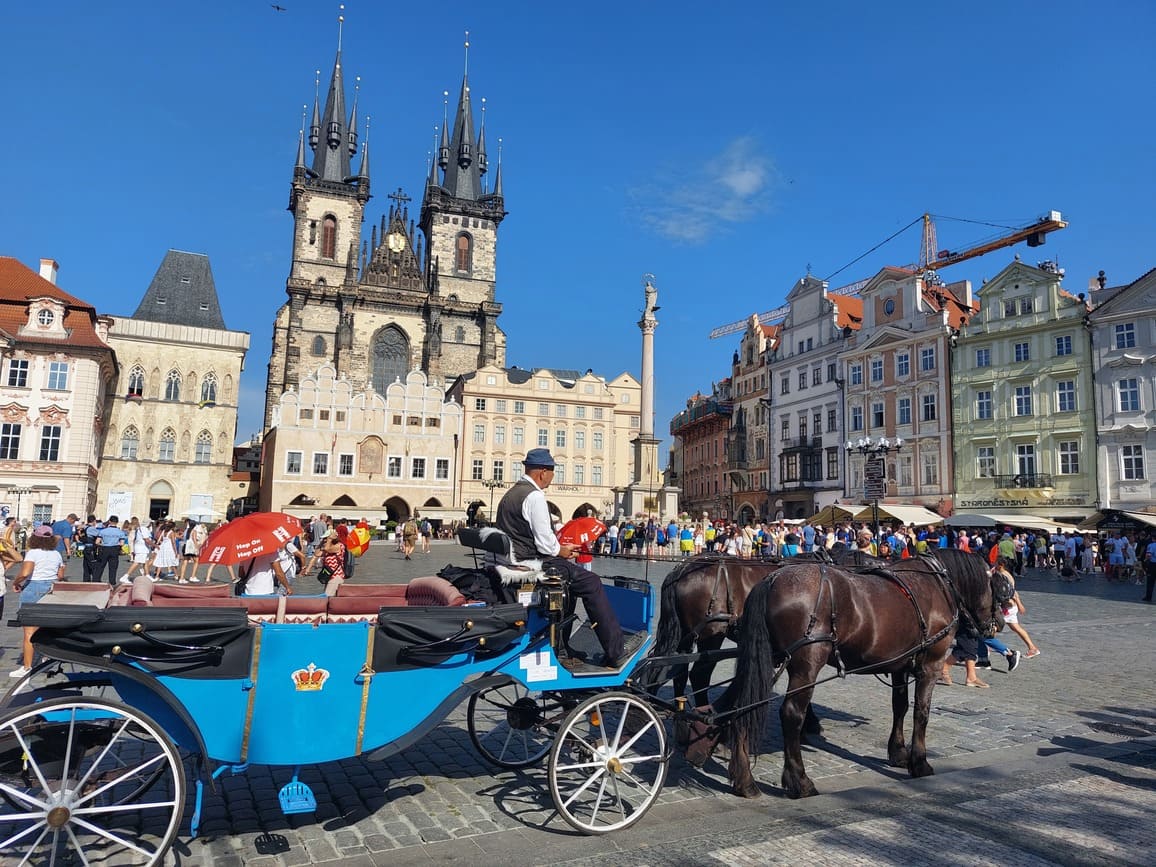 Place centrale de Prague avec calèche