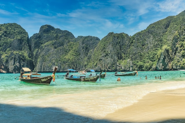 Plage en Thaïlande avec pirogues