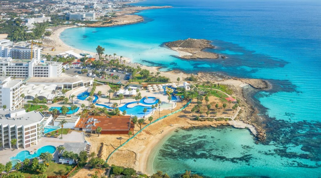vue aérienne de la plage de Nissi à Chypre