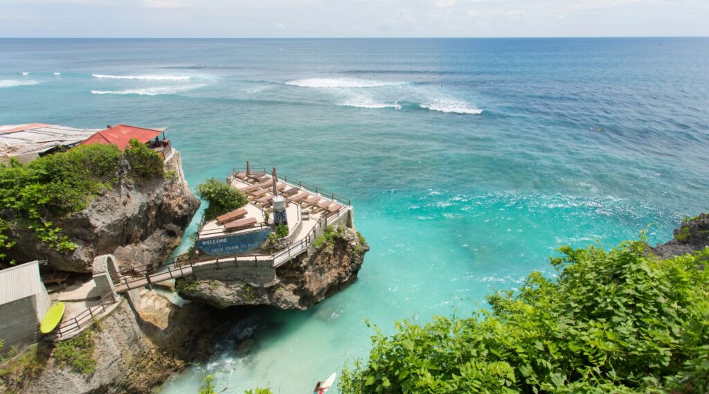 surfc à Ulawatu à Bali en Indonésie