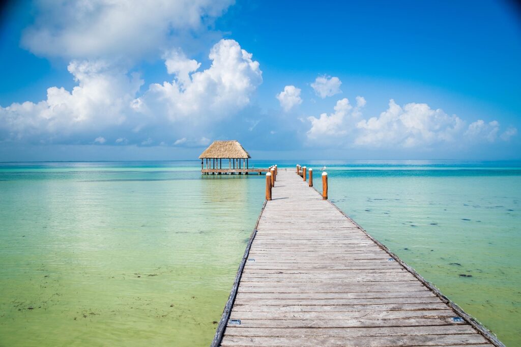 découvrez holbox, une île paradisiaque mexicaine réputée pour ses plages de sable blanc, sa faune marine exceptionnelle et son atmosphère paisible, idéale pour des vacances inoubliables.