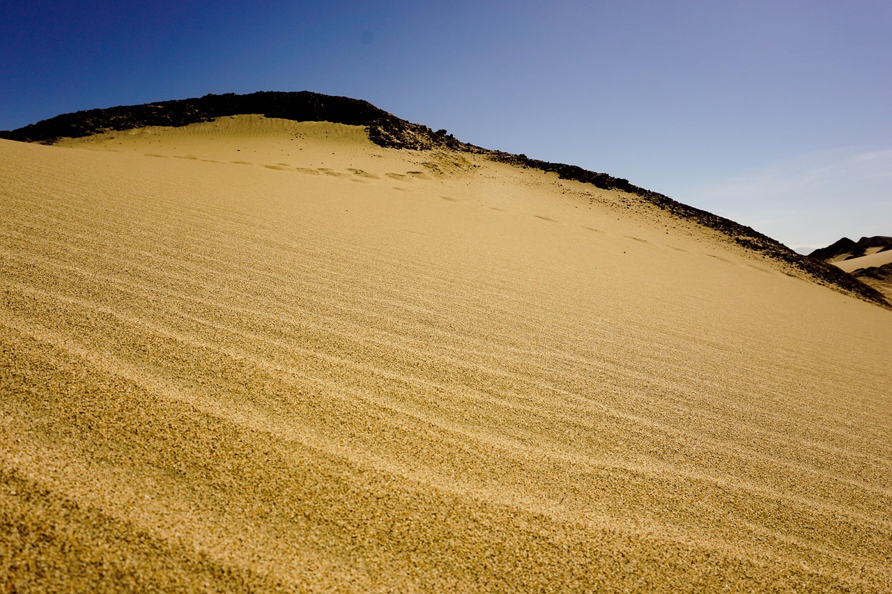 découvrez huacachina, un oasis spectaculaire au pérou, célèbre pour ses dunes de sable impressionnantes et ses activités d’aventure comme le sandboard et les balades en buggy.