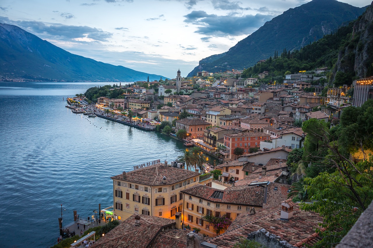 découvrez le lac de garde, le plus grand lac d'italie, célèbre pour ses paysages magnifiques, ses villages pittoresques et ses activités de plein air telles que la randonnée, la voile et le vélo.