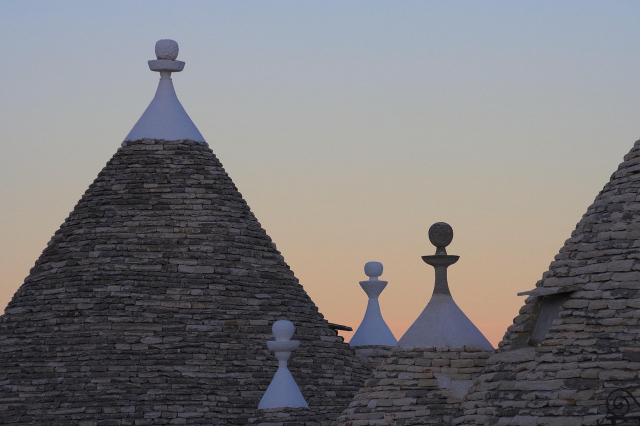 découvrez les trulli, ces habitations traditionnelles en pierre sèche typiques des pouilles en italie, connues pour leur toit conique unique et leur charme authentique.
