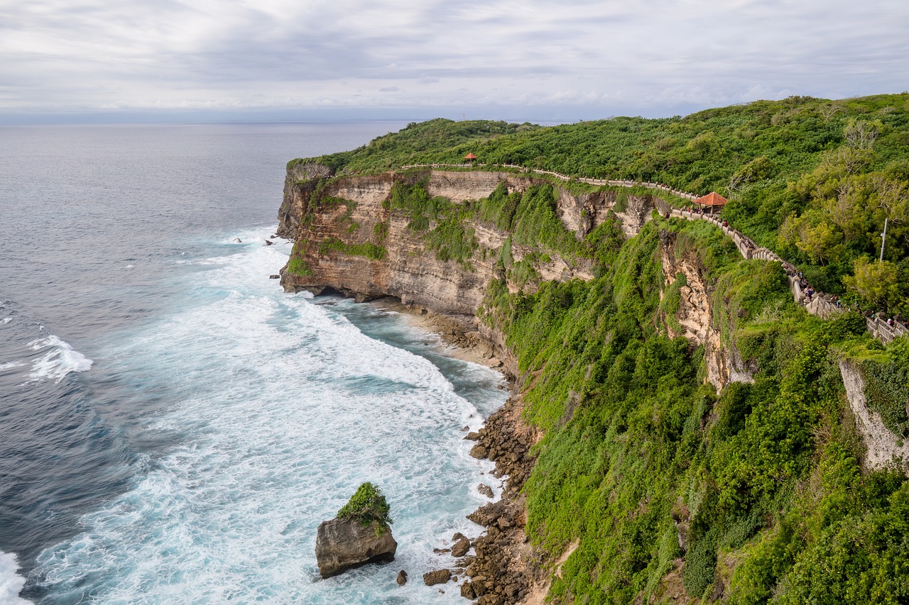 découvrez uluwatu, une magnifique destination balnéaire réputée pour ses falaises spectaculaires, ses plages paradisiaques et ses spots de surf exceptionnels en indonésie.