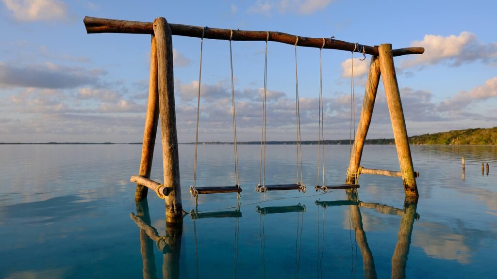 découvrez la lagune de bacalar, un joyau naturel au mexique, réputé pour ses eaux cristallines aux sept nuances de bleu, parfait pour la baignade, le kayak et la détente au cœur d’un paysage paradisiaque.