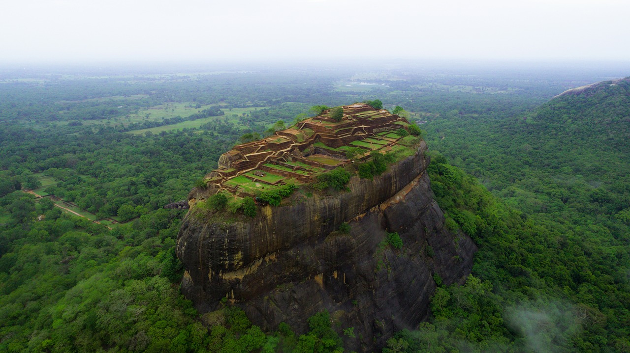 découvrez sigiriya, l'impressionnante forteresse rocheuse du sri lanka, célèbre pour ses fresques anciennes, ses jardins royaux et son histoire fascinante.