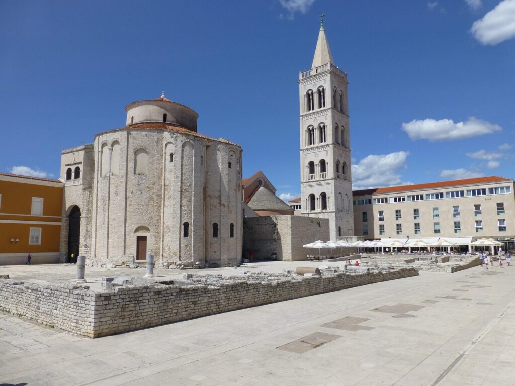découvrez zadar, une charmante ville en croatie alliant histoire, culture et paysages côtiers magnifiques. explorez ses ruines romaines, ses églises médiévales et son célèbre orgue marin.