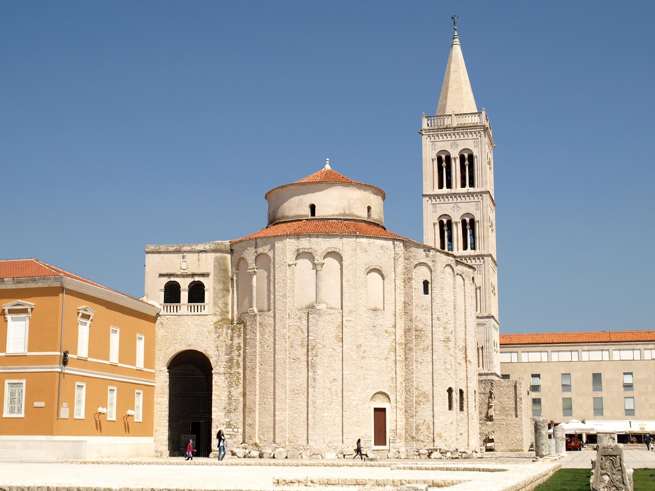 découvrez zadar, une ville côtière authentique de croatie, riche en histoire, culture et paysages magnifiques entre mer adriatique et vieilles pierres historiques.
