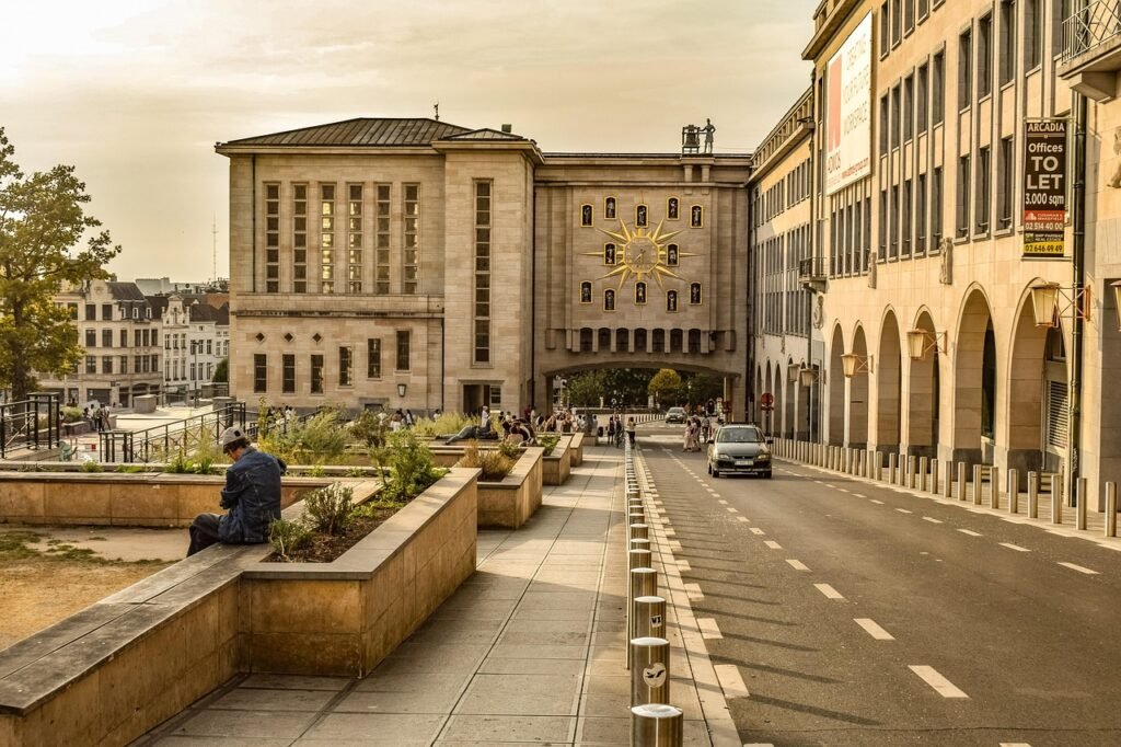 découvrez les incontournables de bruxelles avec notre guide complet des visites touristiques, des monuments historiques aux attractions modernes.