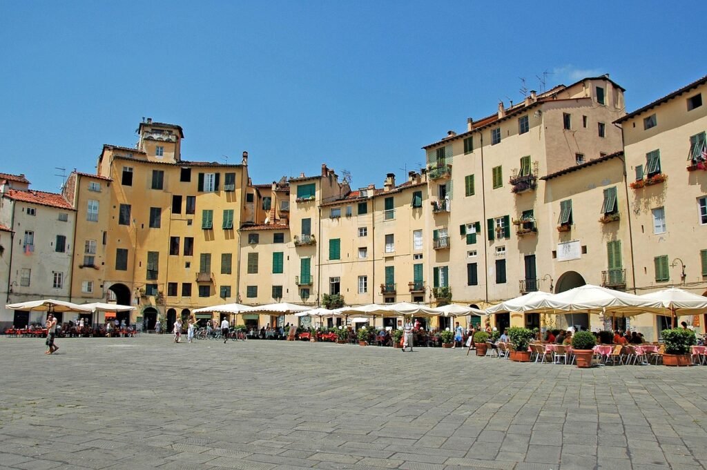 Lucca Toscane : que voir dans cette ville médiévale charmante ? découvrez lucca, une charmante ville pleine d'histoire, d'art et de culture. explorez ses remparts, ses ruelles pittoresques et profitez d'une ambiance unique en toscane.