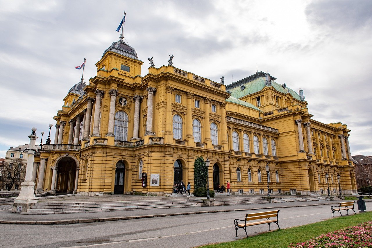 découvrez zagreb, la capitale dynamique de la croatie, riche en histoire, culture et attractions incontournables pour un voyage inoubliable.