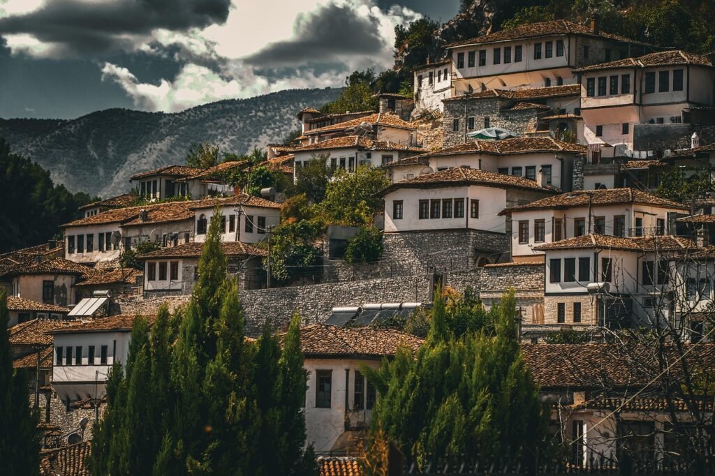 Blog voyage Albanie : pourquoi ce pays passionne les voyageurs ? découvrez l'albanie, une destination de voyage authentique avec ses paysages magnifiques, son riche patrimoine culturel et ses plages paradisiaques. préparez votre aventure en albanie dès maintenant !