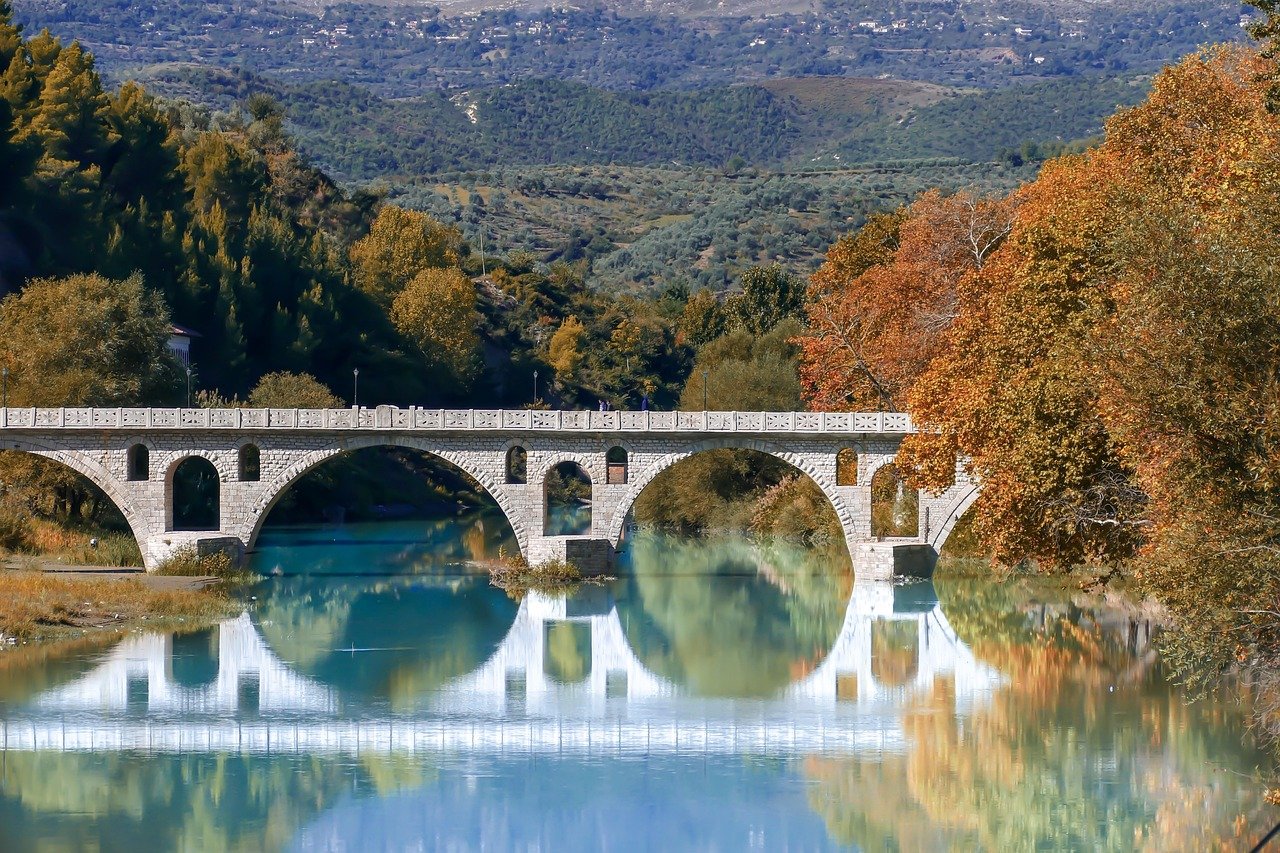 découvrez l'albanie, une destination authentique alliant plages paradisiaques, montagnes majestueuses et une riche histoire culturelle pour un voyage inoubliable.