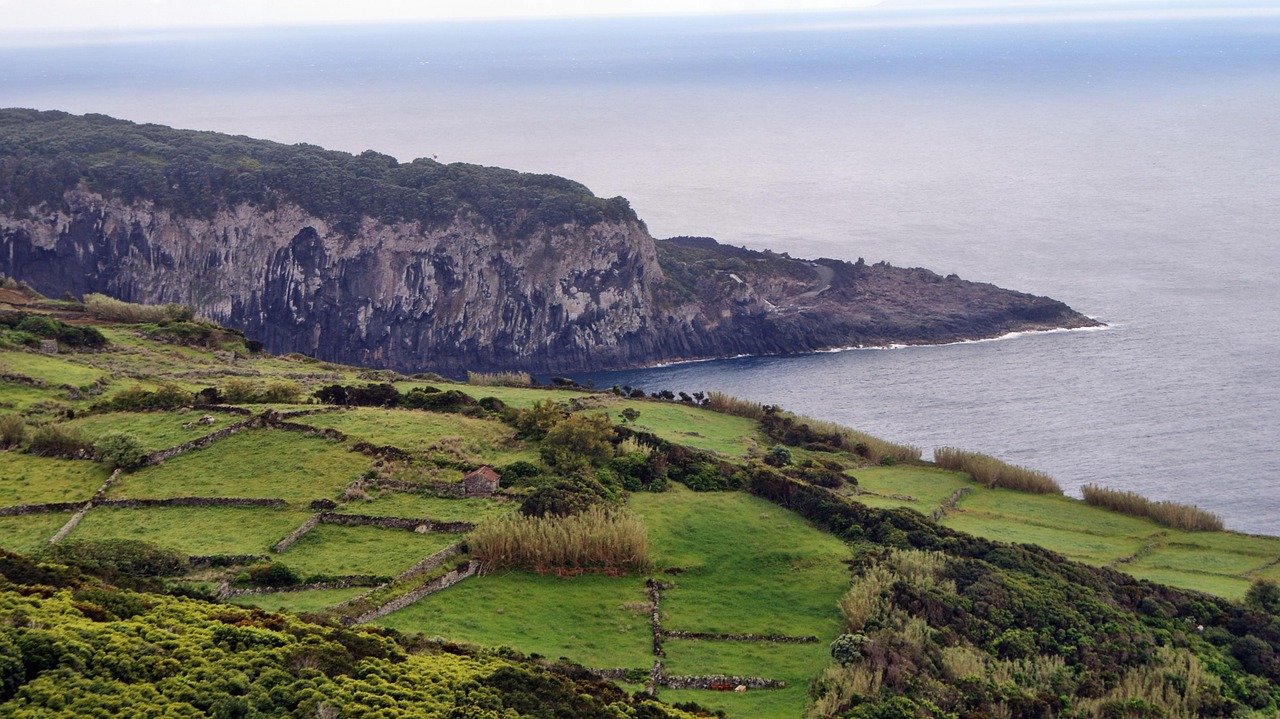 découvrez são miguel, la plus grande île des açores, connue pour ses paysages volcaniques, ses lacs magnifiques et ses sources thermales apaisantes.