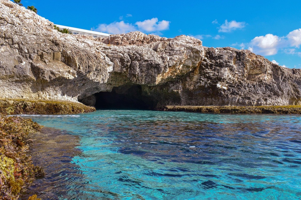 découvrez la beauté spectaculaire de la blue grotto, une merveille naturelle à ne pas manquer lors de votre visite. explorez cette grotte marine aux eaux cristallines et vivez une expérience inoubliable.