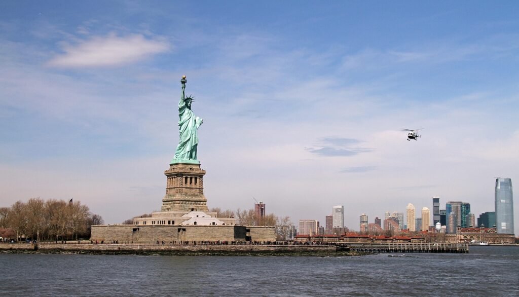 découvrez new york sous un angle unique grâce à nos tours en hélicoptère. survolez la ville et admirez ses monuments emblématiques pour une expérience inoubliable.