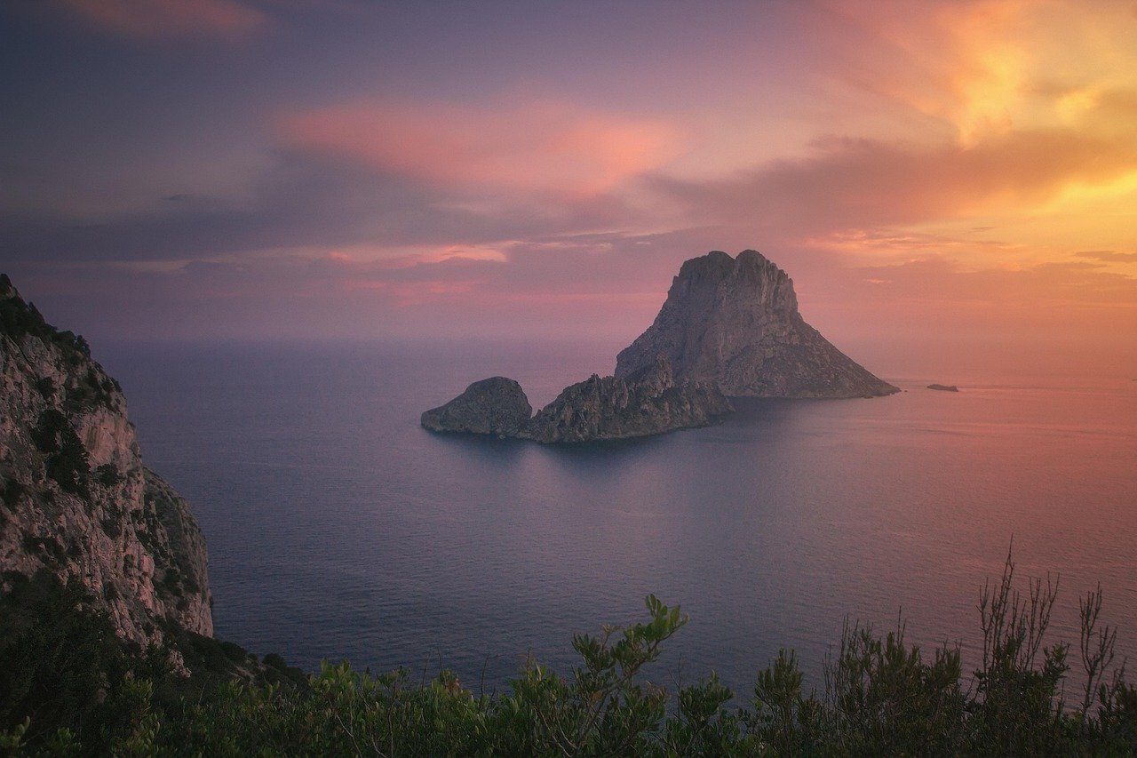 découvrez les criques secrètes d'ibiza, des endroits paisibles et préservés pour profiter de la beauté naturelle de l'île loin de la foule.