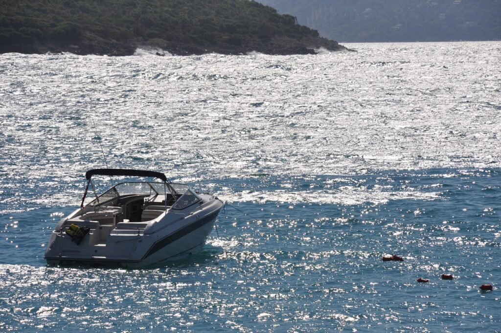 découvrez ksamil, un village pittoresque en albanie réputé pour ses plages paradisiaques, ses eaux cristallines et son ambiance chaleureuse. parfait pour des vacances inoubliables au cœur de la mer ionienne.