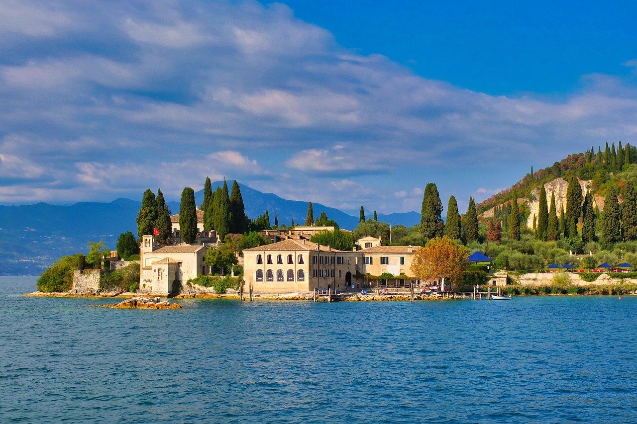 découvrez le lac de garde, une destination idyllique en italie offrant des paysages magnifiques, des activités nautiques, des villages pittoresques et une cuisine locale délicieuse.