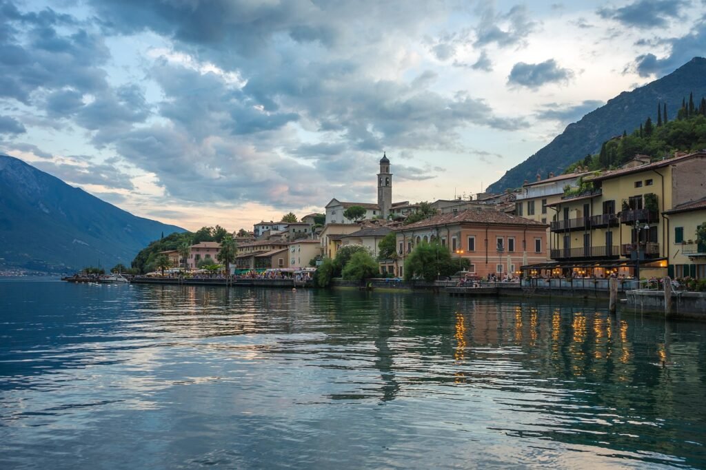 découvrez le lac de garde, une destination idyllique en italie offrant des paysages à couper le souffle, des activités nautiques, des villages charmants et une cuisine délicieuse.
