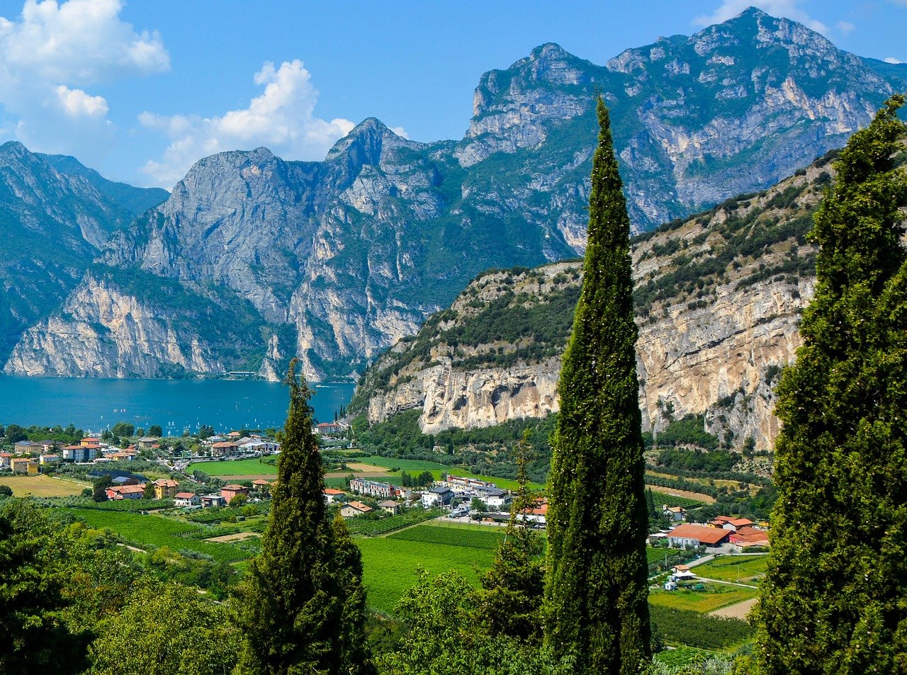 découvrez le lac de garde, le plus grand lac d'italie, célèbre pour ses paysages magnifiques, ses activités nautiques et son charme méditerranéen.
