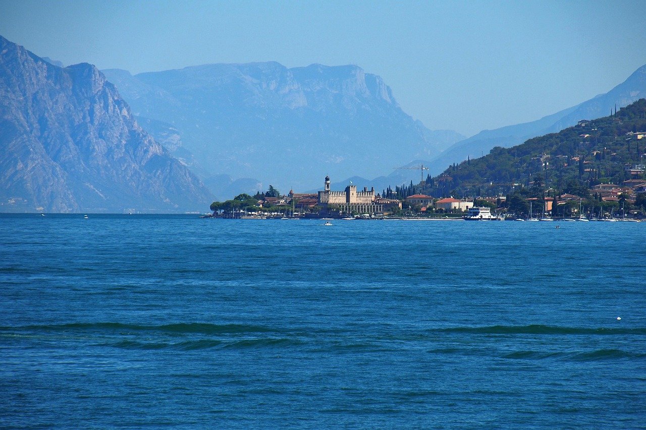 découvrez les charmants villages autour du lac de garde, entre paysages pittoresques, culture locale et gastronomie italienne authentique.
